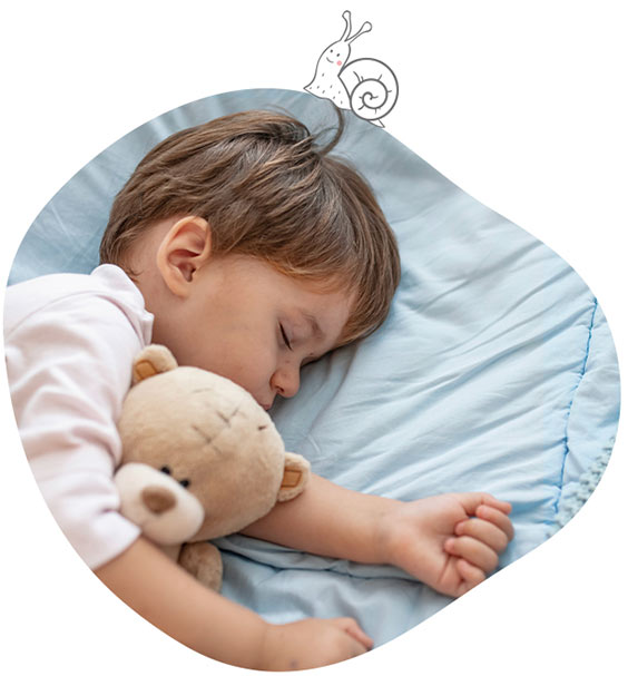 Photo d'un enfant endormi avec son nounours