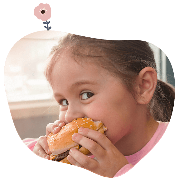 Jeune fille mangeant un hamburger