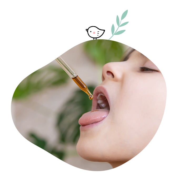 Enfant recevant des gouttes naturelles avec une pipette