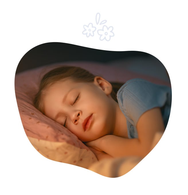 Petite fille endormie paisiblement sur son oreiller