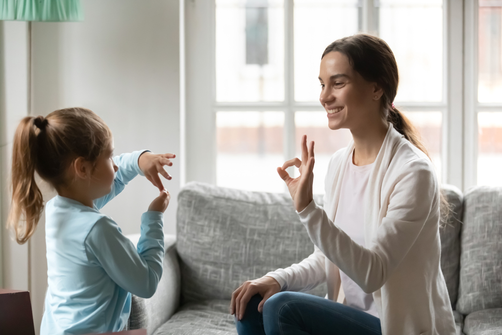 apprentissage du langage des signes à un enfant